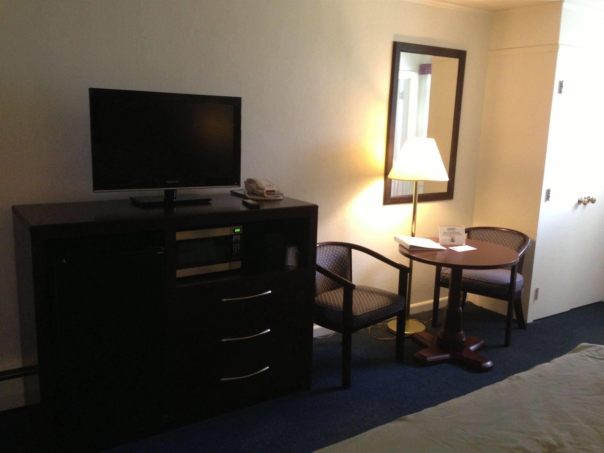 Berkshire Inn พิตส์ฟิลด์ ภายนอก รูปภาพ